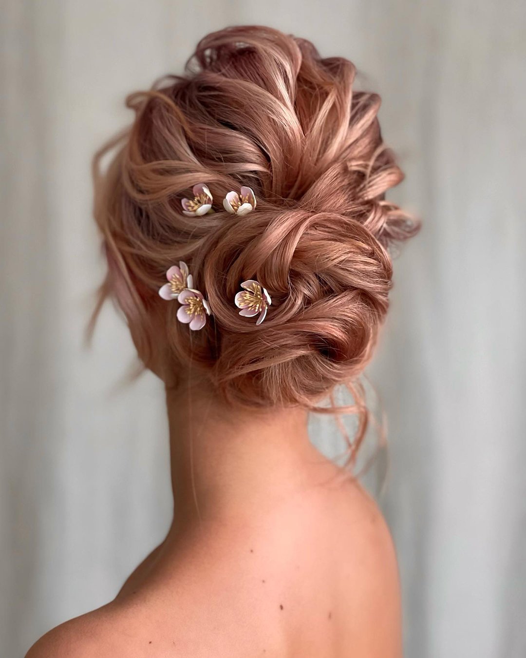 fall wedding hairstyles textured bun kasia_fortuna
