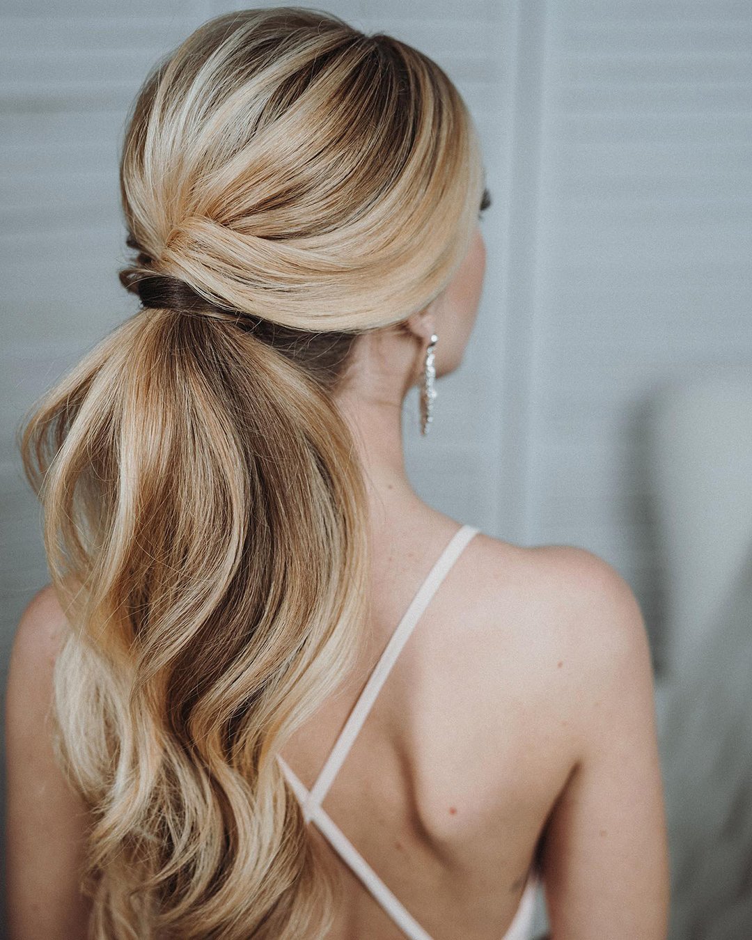 fall wedding hairstyles white ponytail juliafratichelli.bridalstylist