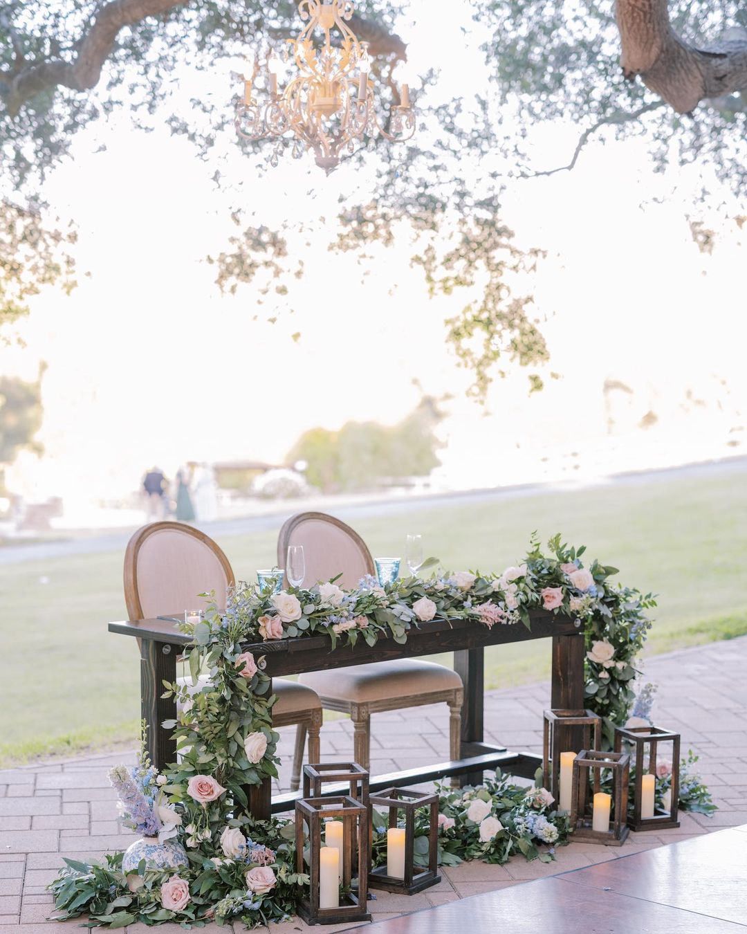 modern wedding decor florisitcs and greenery in rustic style