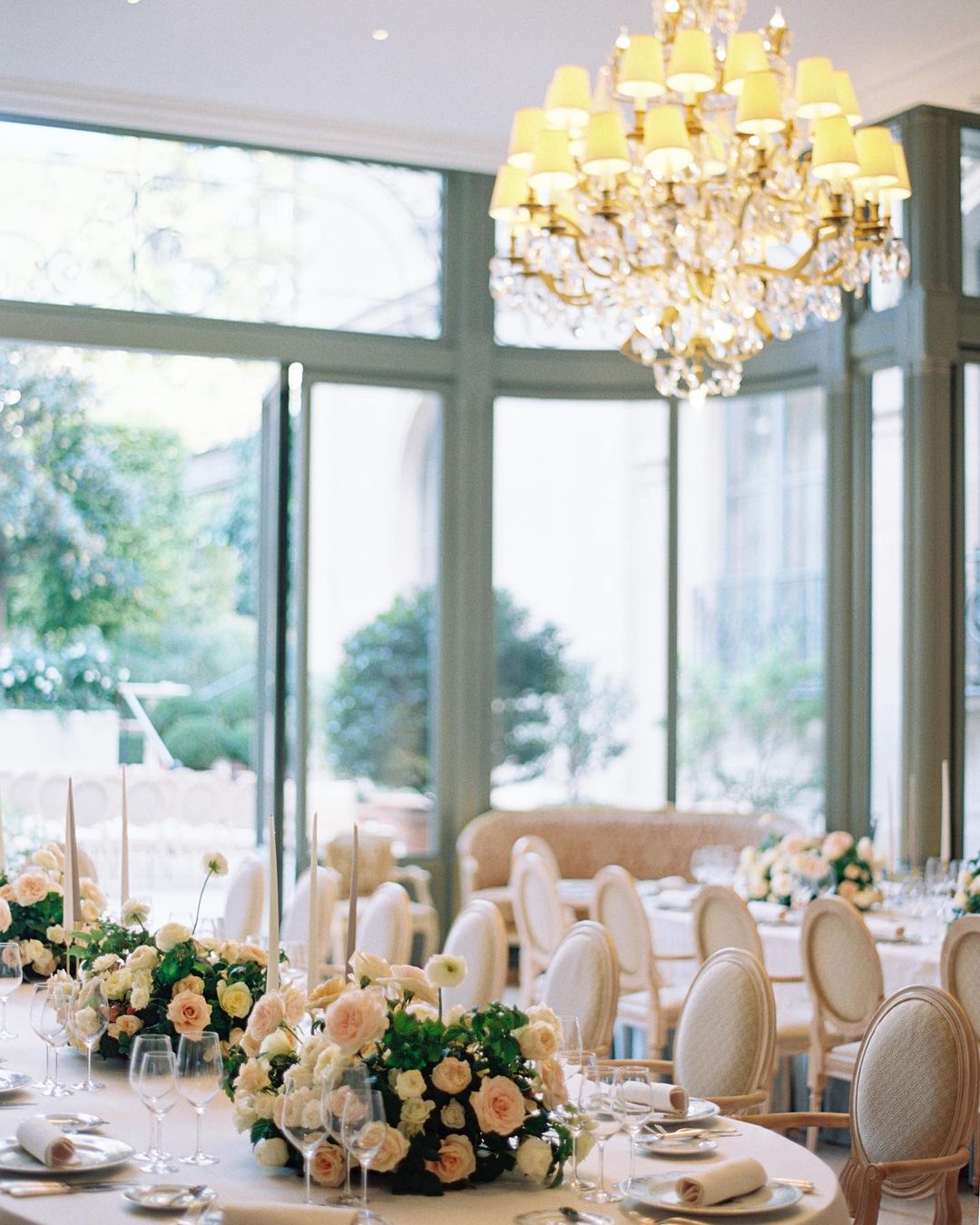 modern wedding decor floristics in rose gold colors