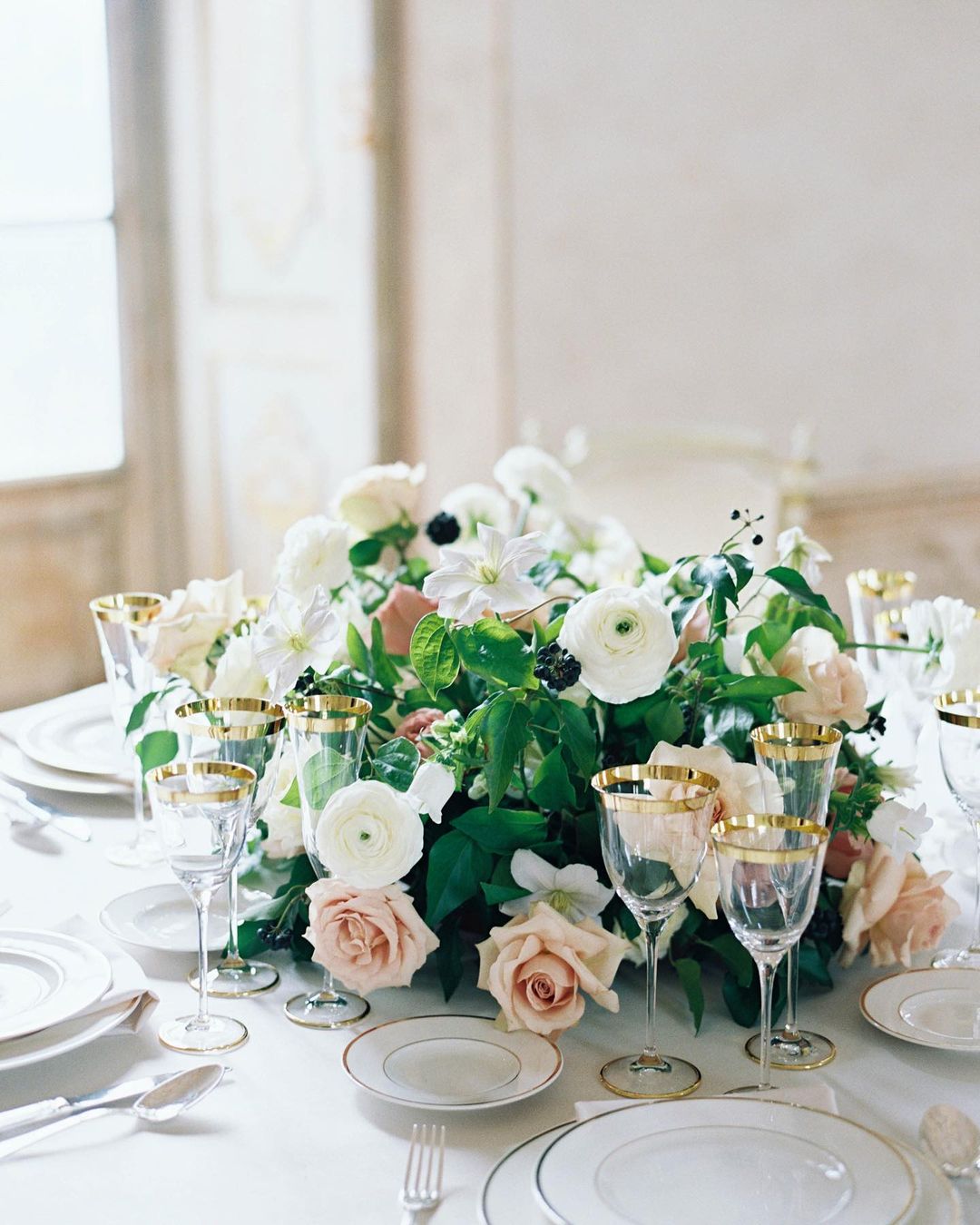 modern wedding decor rose gold floristics