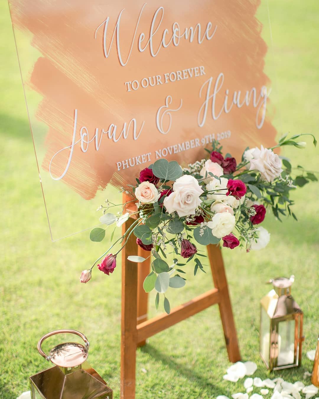 rust wedding decor sign white flowers phuket_wedding_planner