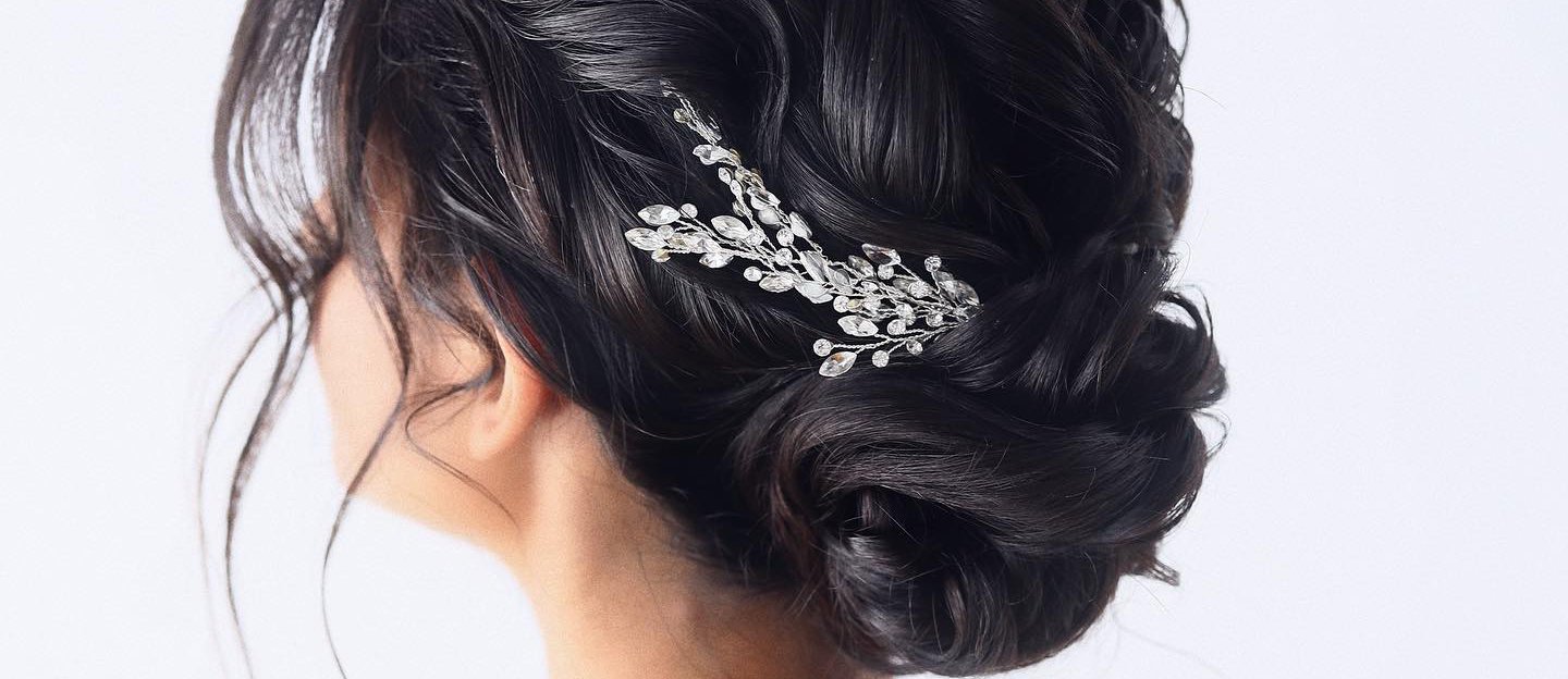 30+ Winter Wedding Hairstyles For Elegant Brides [2022/23 Guide & FAQs]