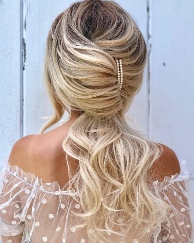 Winter Wedding Hairstyles For Elegant Brides [2022/23 Guide & FAQs]