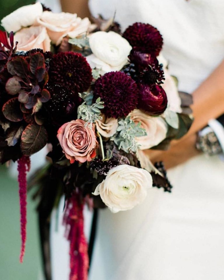 Black Wedding Flowers To Enhance Your Big Day Location