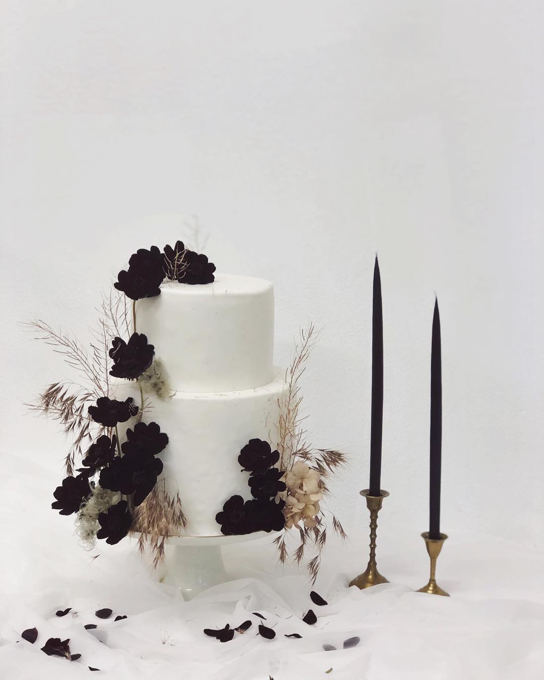 black wedding flowers cake