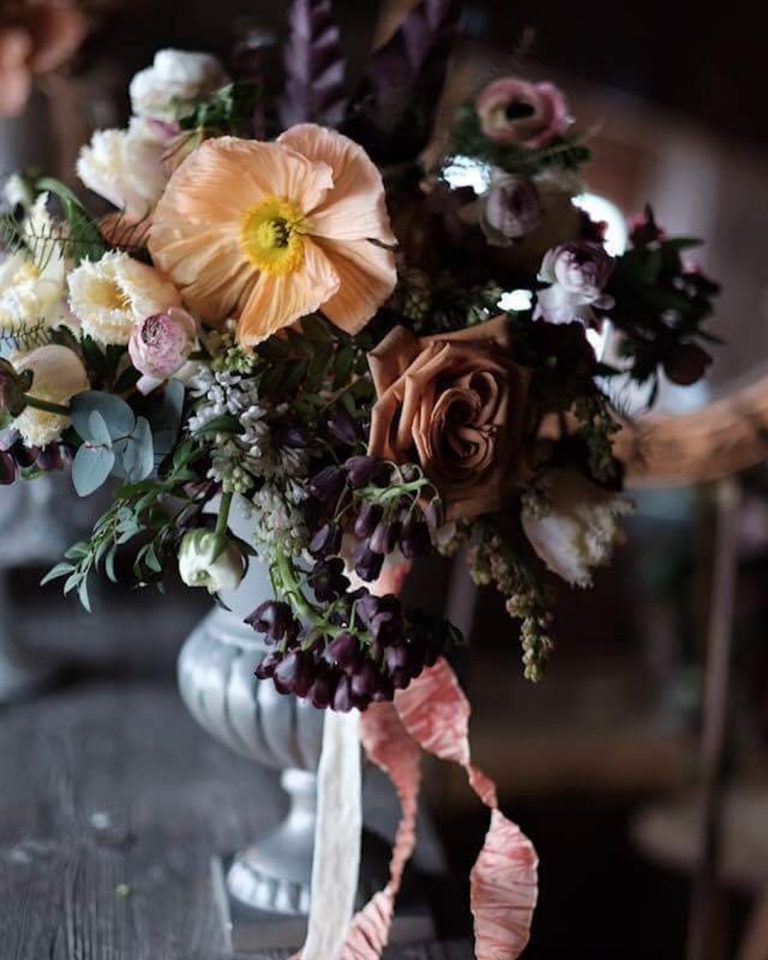 Black Wedding Flowers To Enhance Your Big Day Location