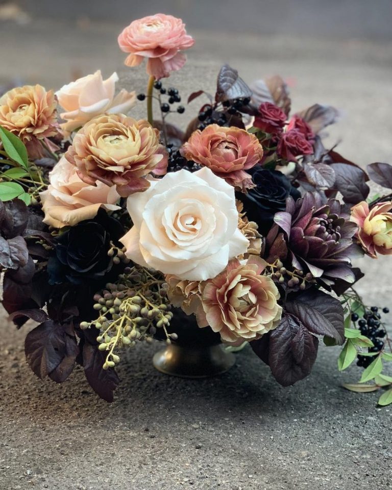 Black Wedding Flowers To Enhance Your Big Day Location