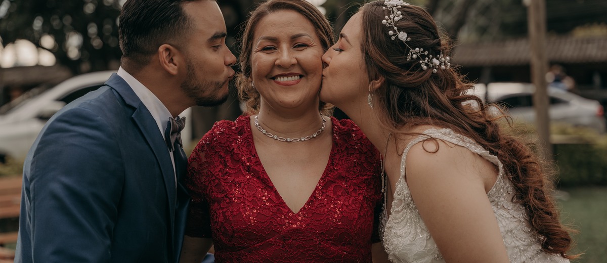 Mother Of The Bride Makeup Ideas 2025 [Guide + Tips]