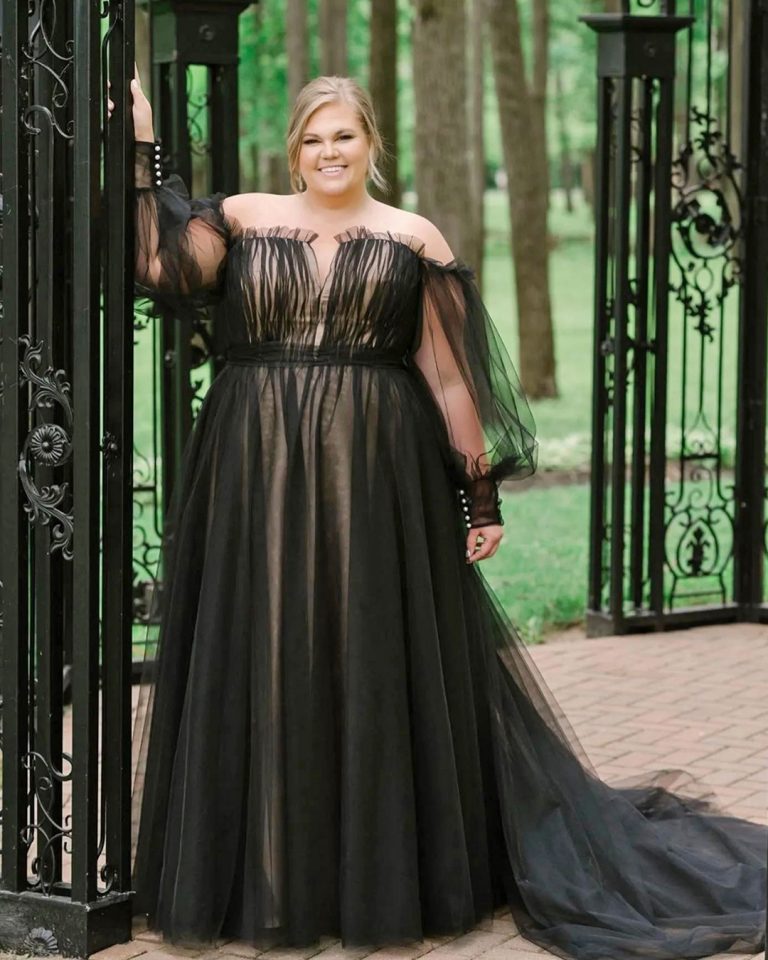 Plus Size Black Wedding Dress — 15 Ideas For Curvy Brides + FAQs