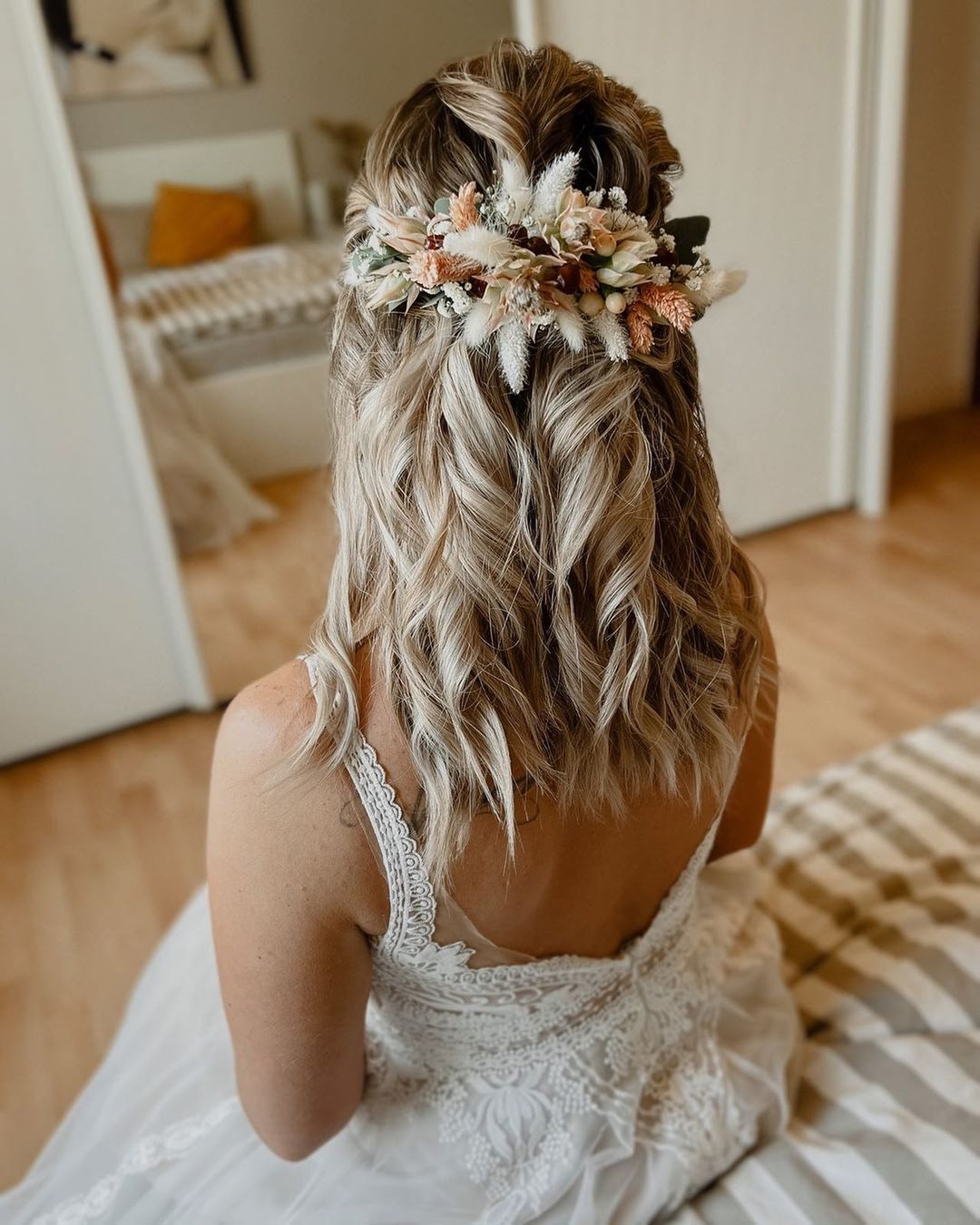 bridal hairpiece bohemian half up with flowers dieschoenmalerin