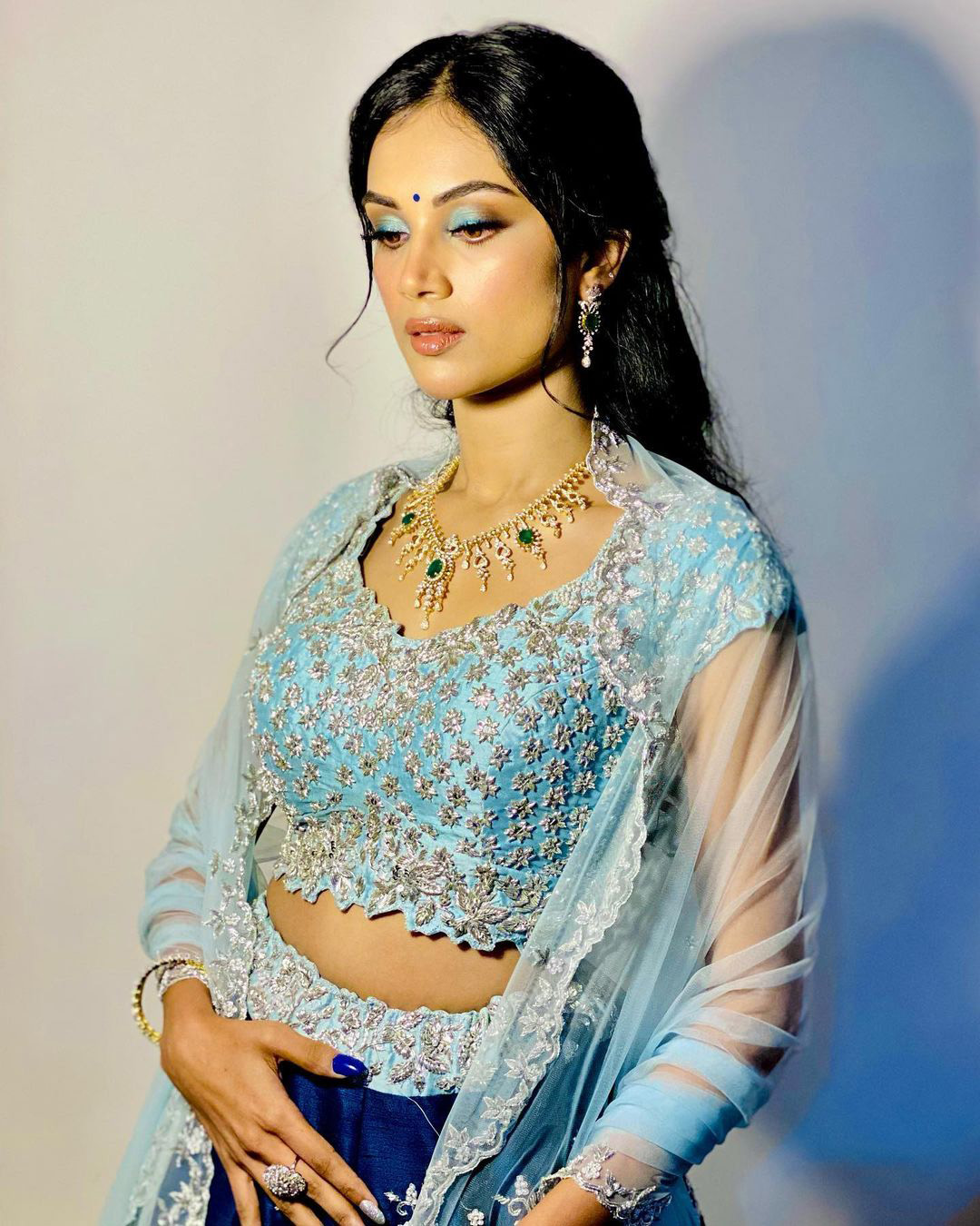 indian bridal makeup glam sparkling in blue tone ronan_mili
