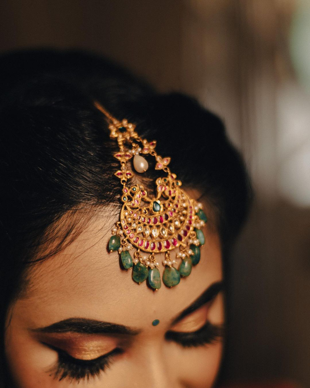 indian wedding hairstyles easy updo with maang tikka romaganeshphotography