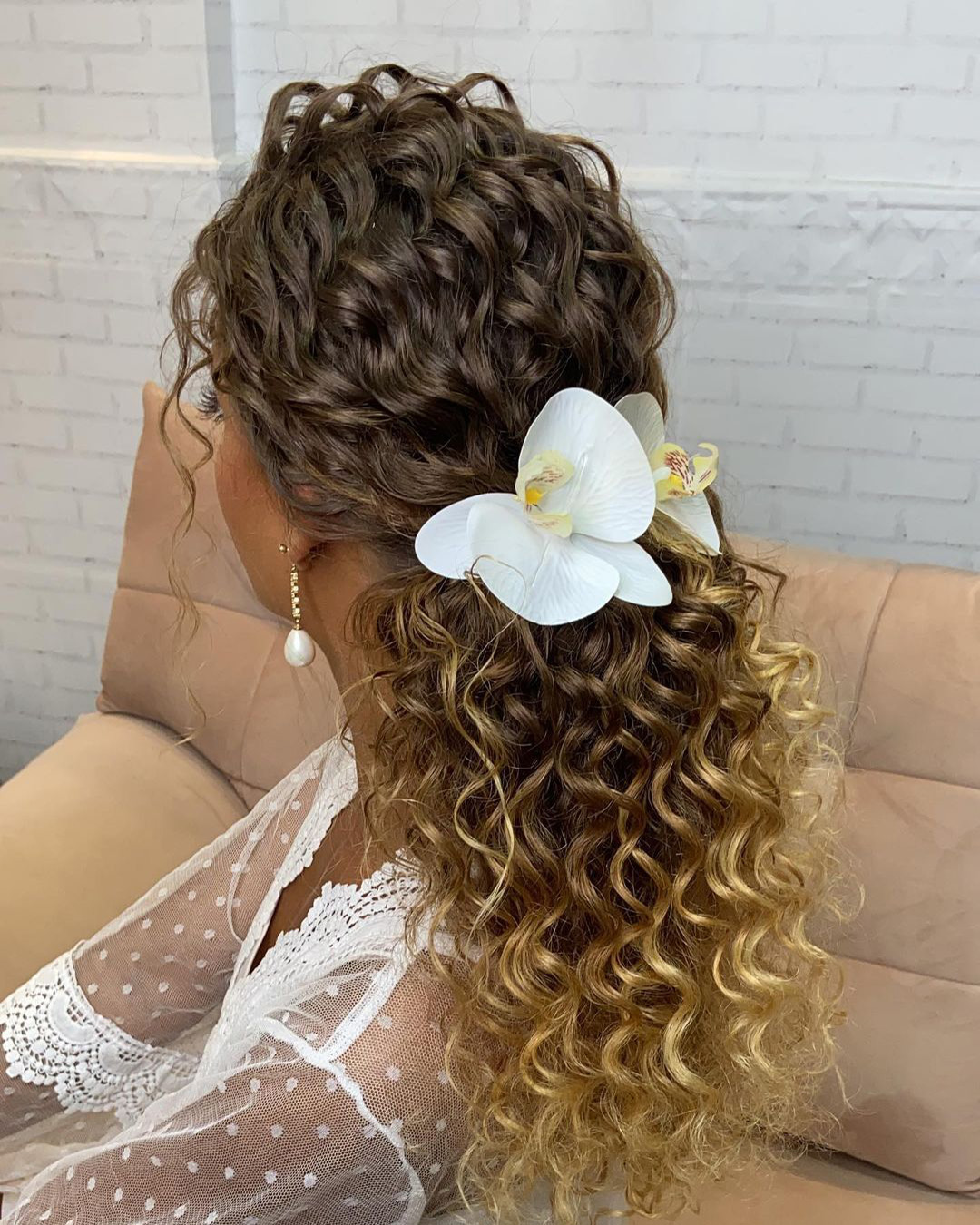 natural wedding hairstyles volume ponytail with orchid flowers penteadoslucena