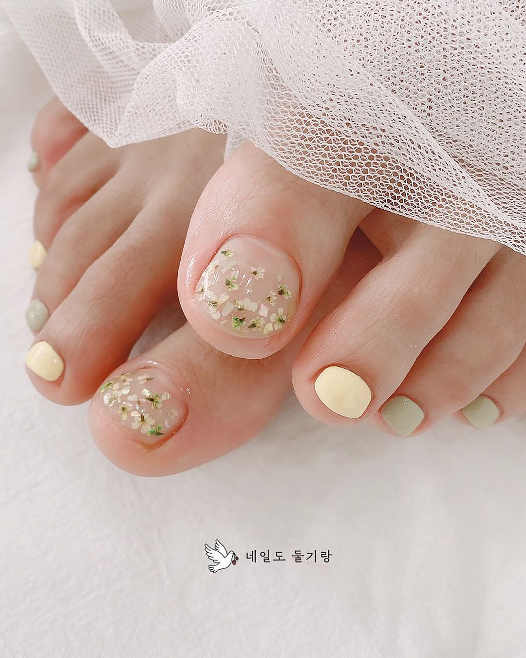 wedding toe nails natural nude with flowers doolginail
