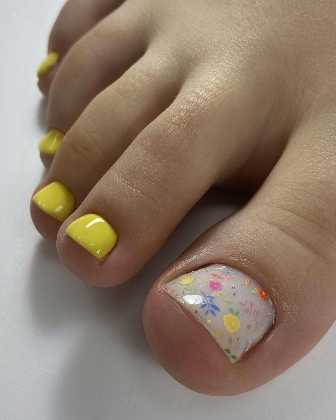 wedding toe nails yellow with summer flowers kristina_nozdrina