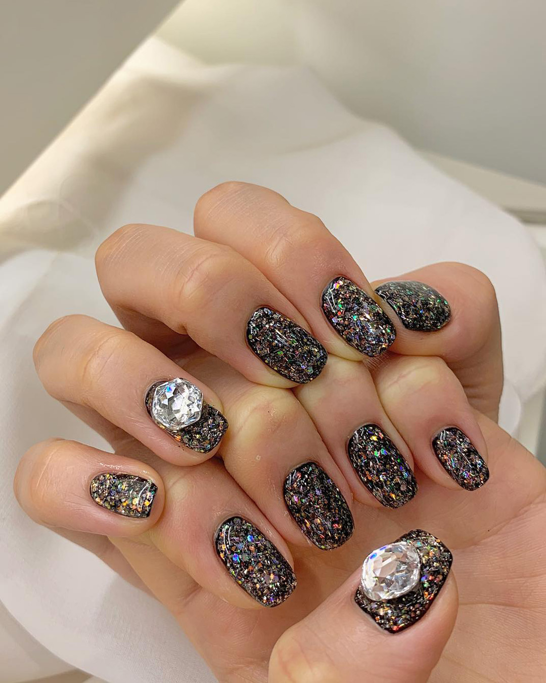 black wedding nails glitter with rhinestones on one finger nail_jisu