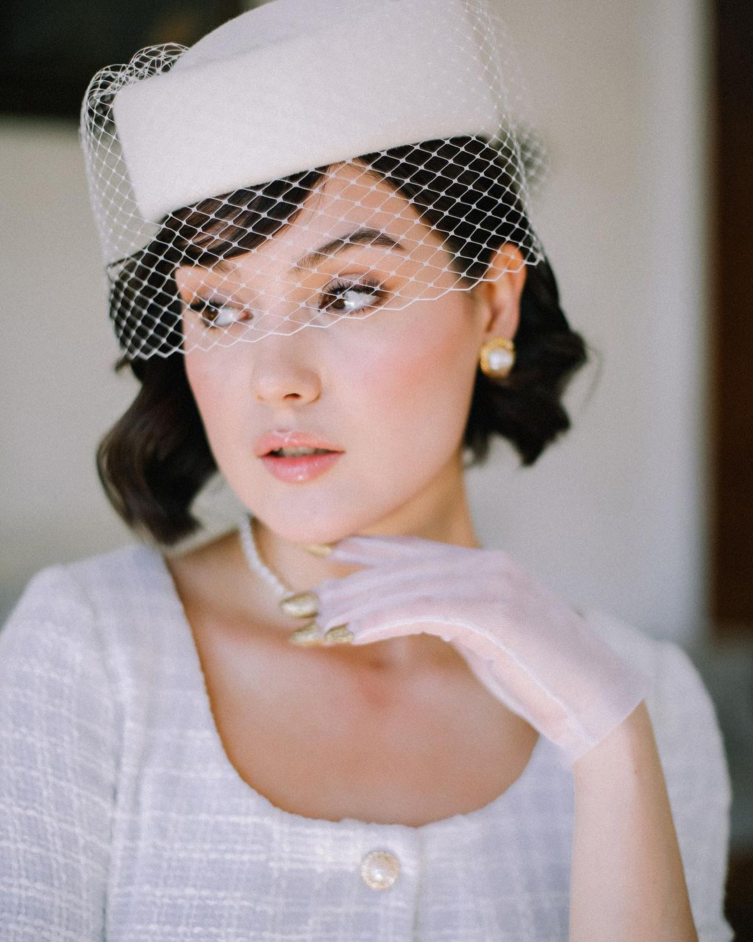 bob wedding hairstyles vintage hat with birdcage veil nadi_lanova