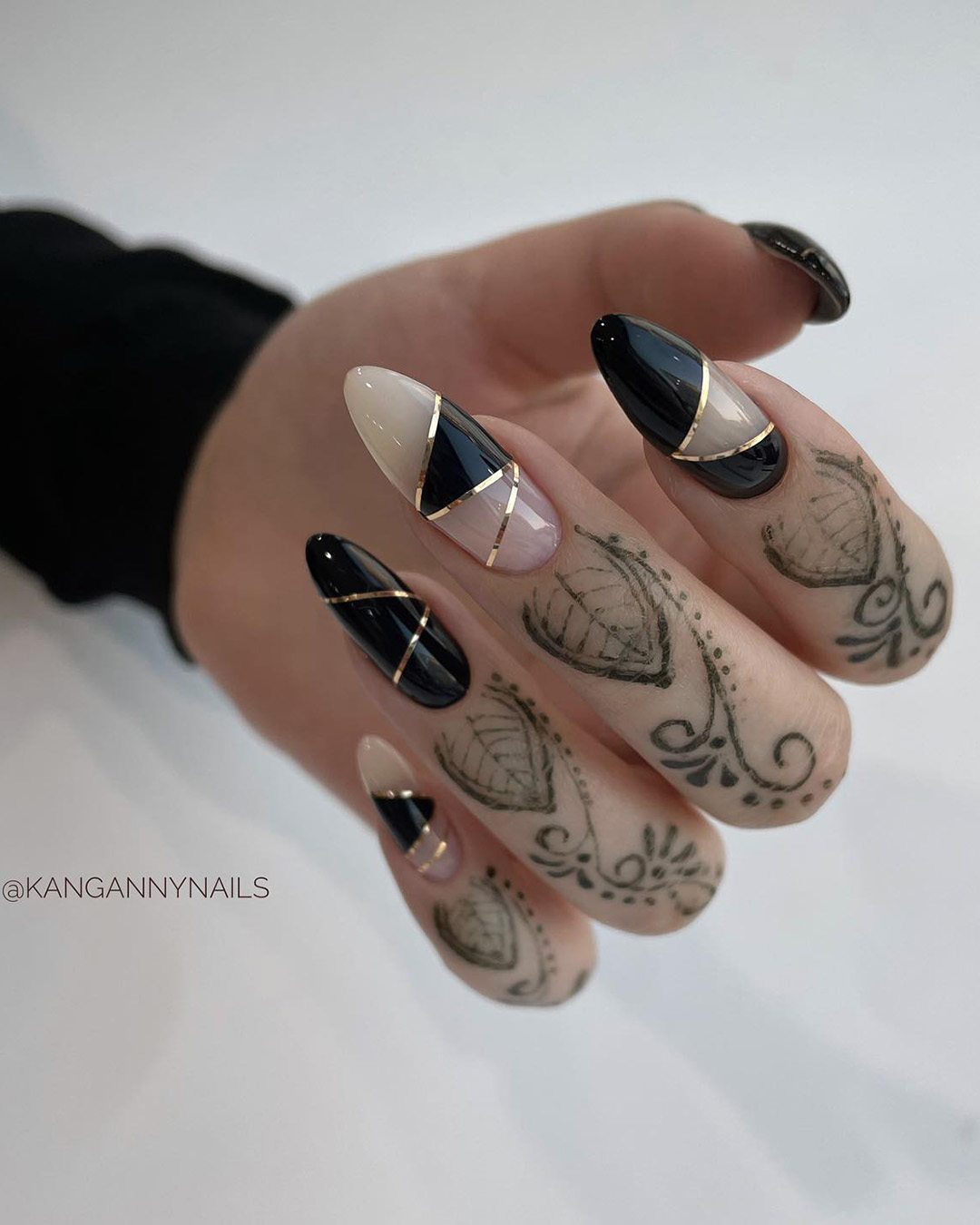 classy wedding nails black with golden stripes kangannynails