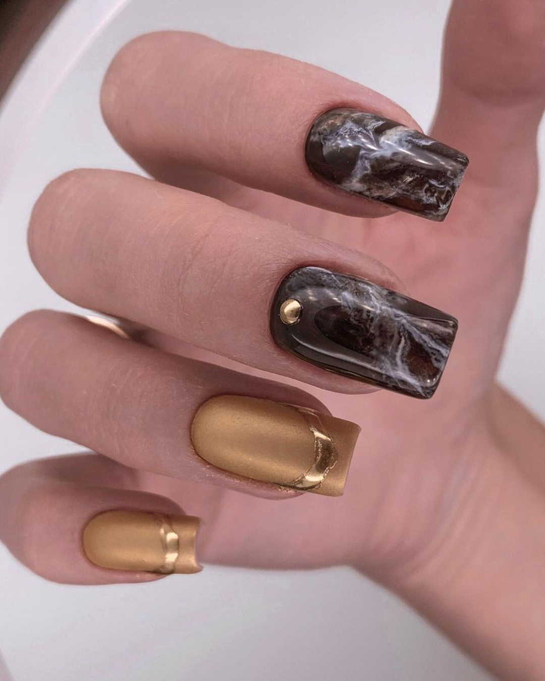 fall wedding nails moody dark marble and gold dizi_nail