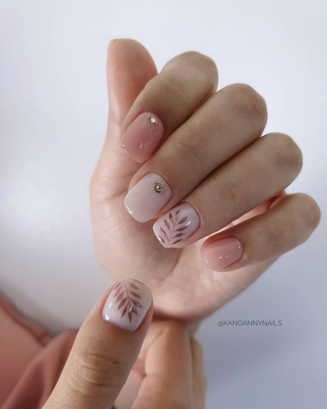 fall wedding nails nude beige and pink with leaves kangannynails