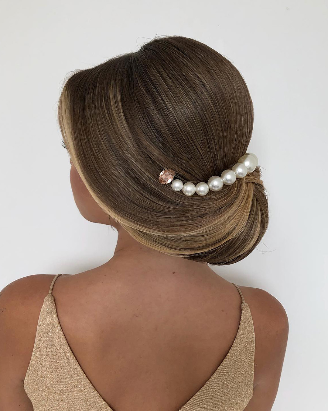 old hollywood wedding hair updo chignon with pearls penteadoslucena
