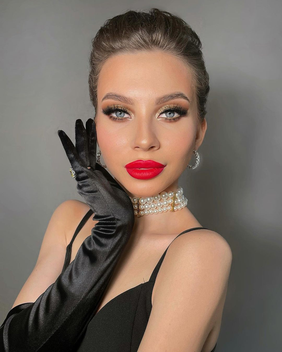 red-lips-and-golden-eyes-bridal-makeup-look-saubhaya-makeup