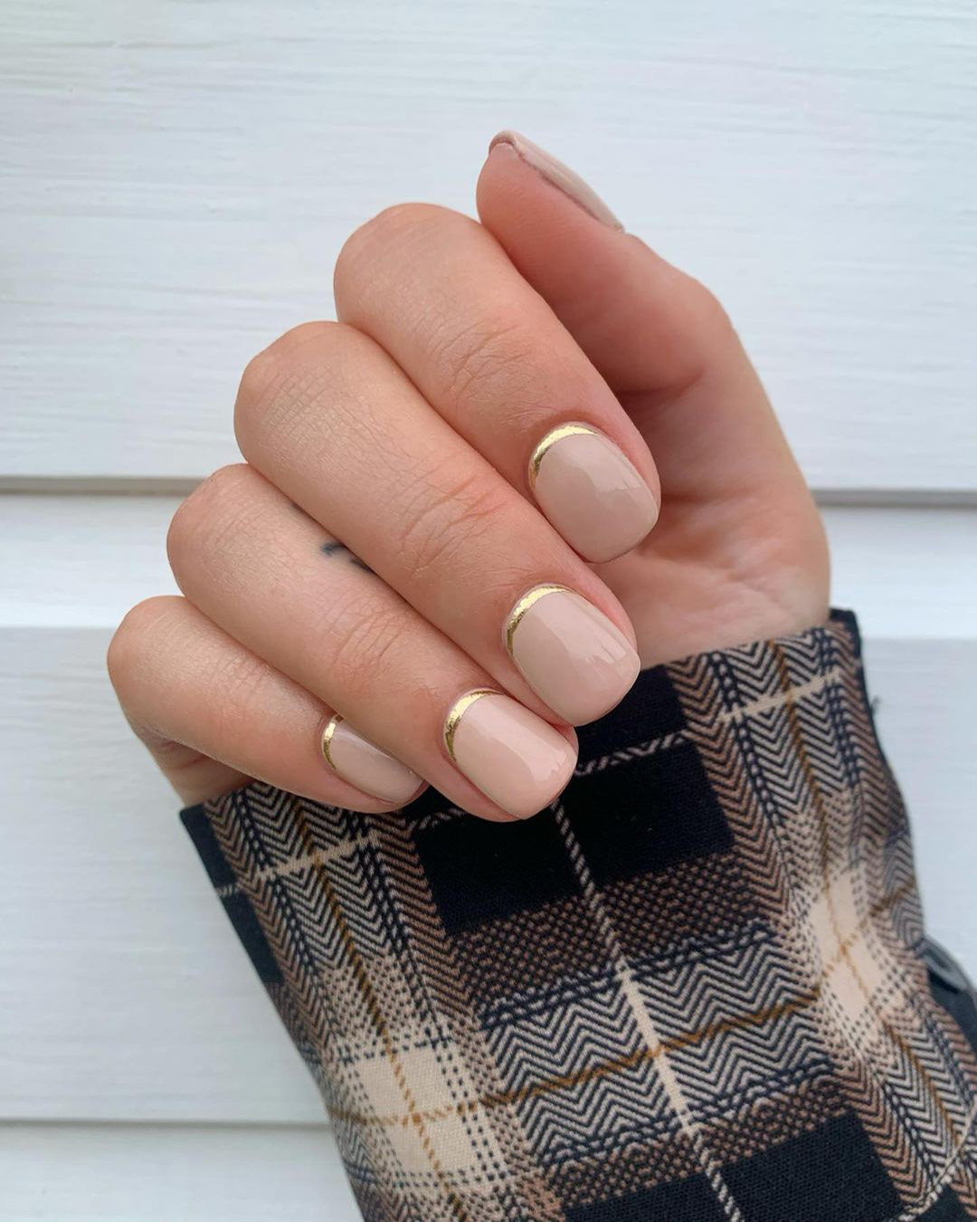 simple wedding nails nude short with gold charsgelnails_