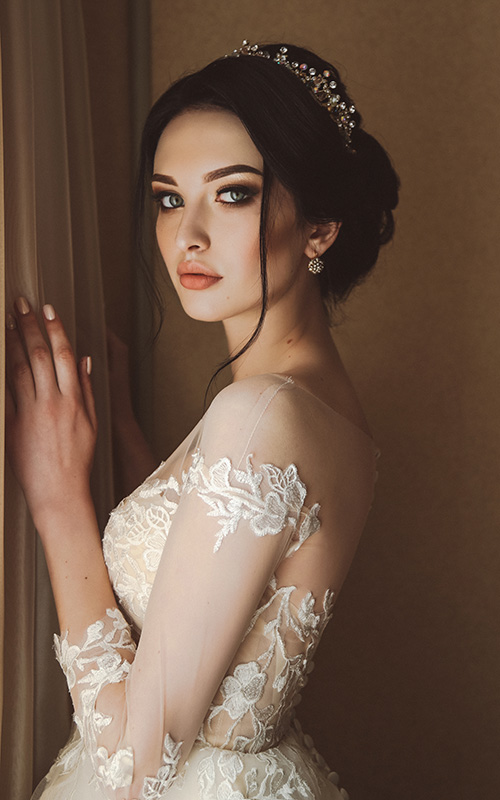 Premium Photo | Beautiful bride portrait wedding makeup and hairstyle girl  in diamonds tiara and marriage dress