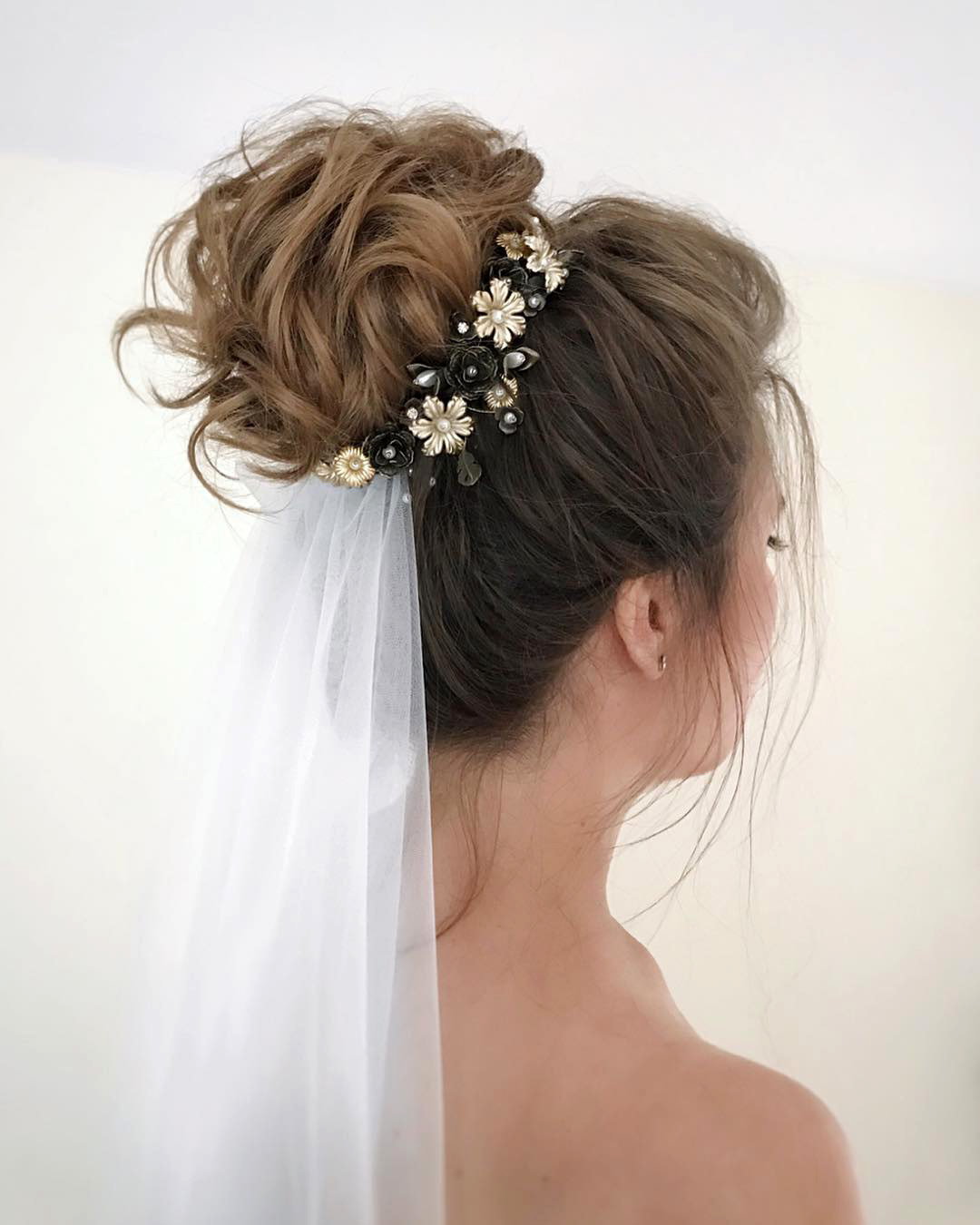 wedding updos for medium hair high bun with veil julia_alesionok