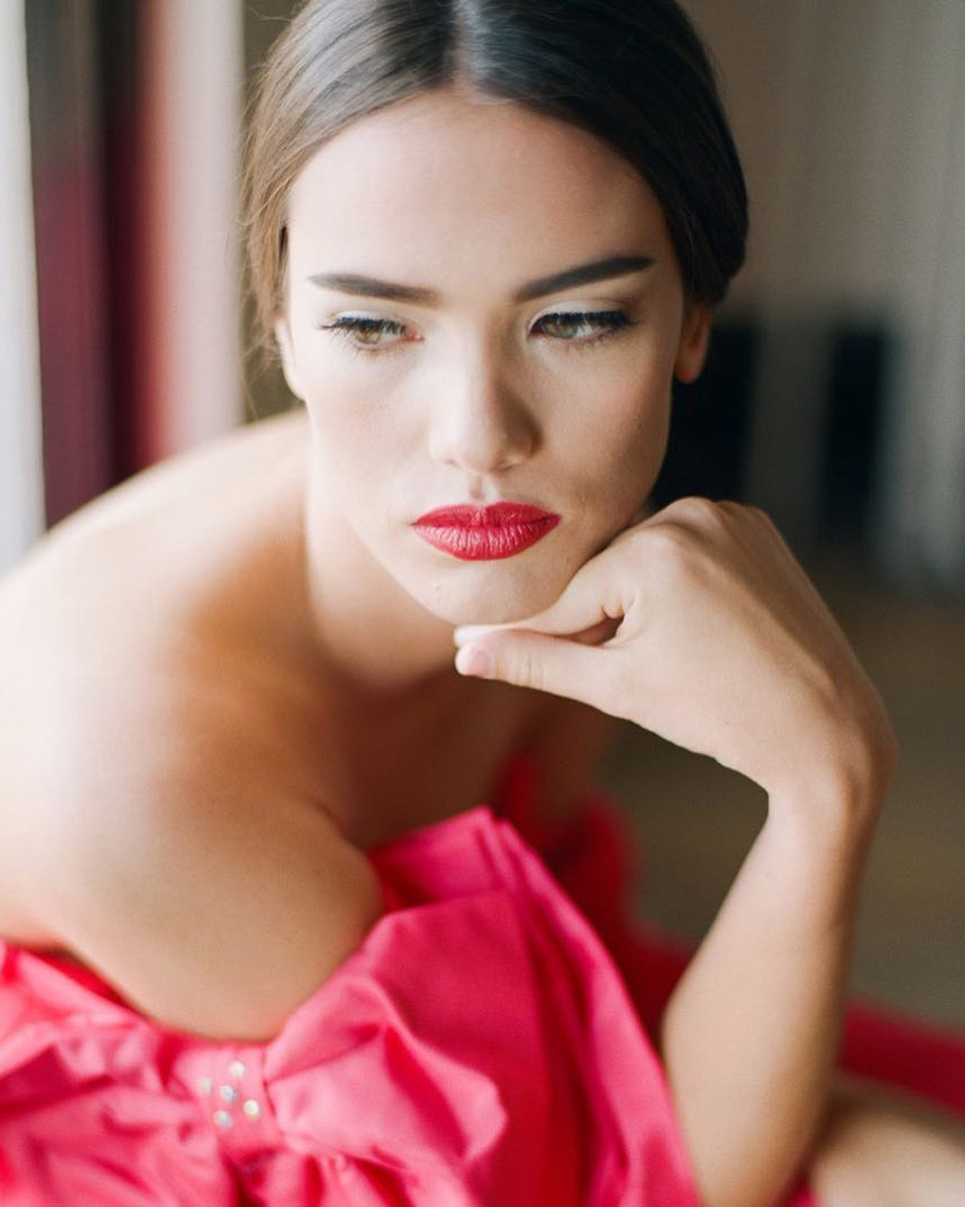 engagement photo makeup natural with bold red lips janelleingram