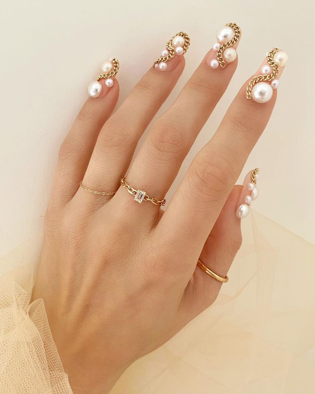 vintage wedding nails with pearls and gold chains betina_goldstein