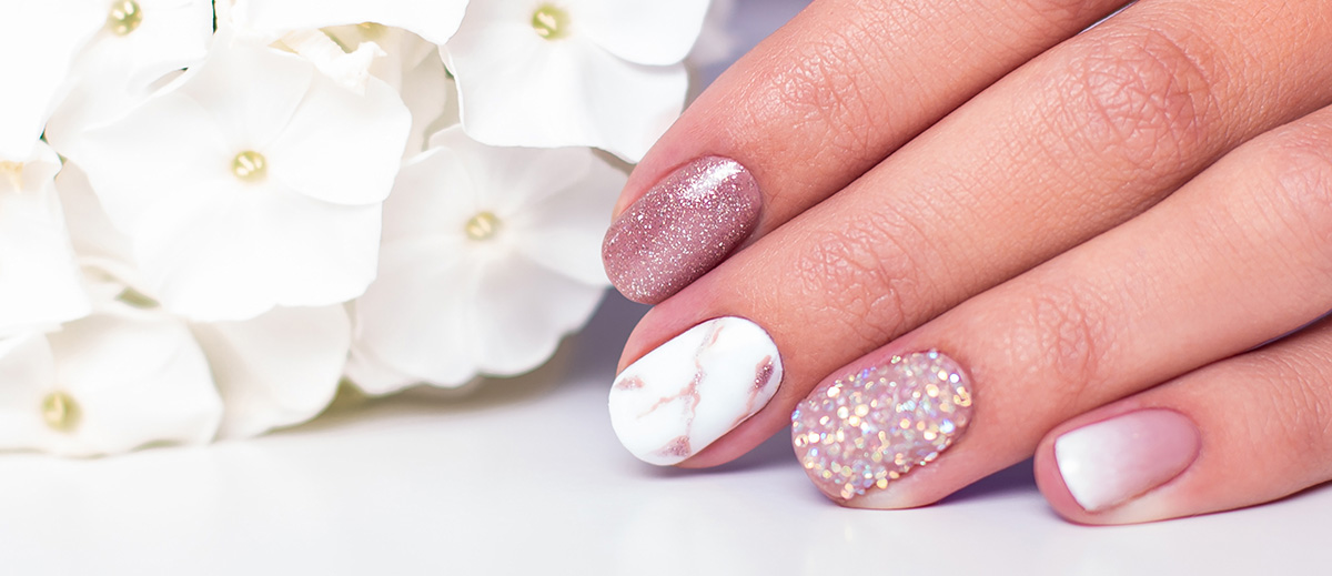 18 Wedding Nails With Glitter [2025 Guide + FAQs]