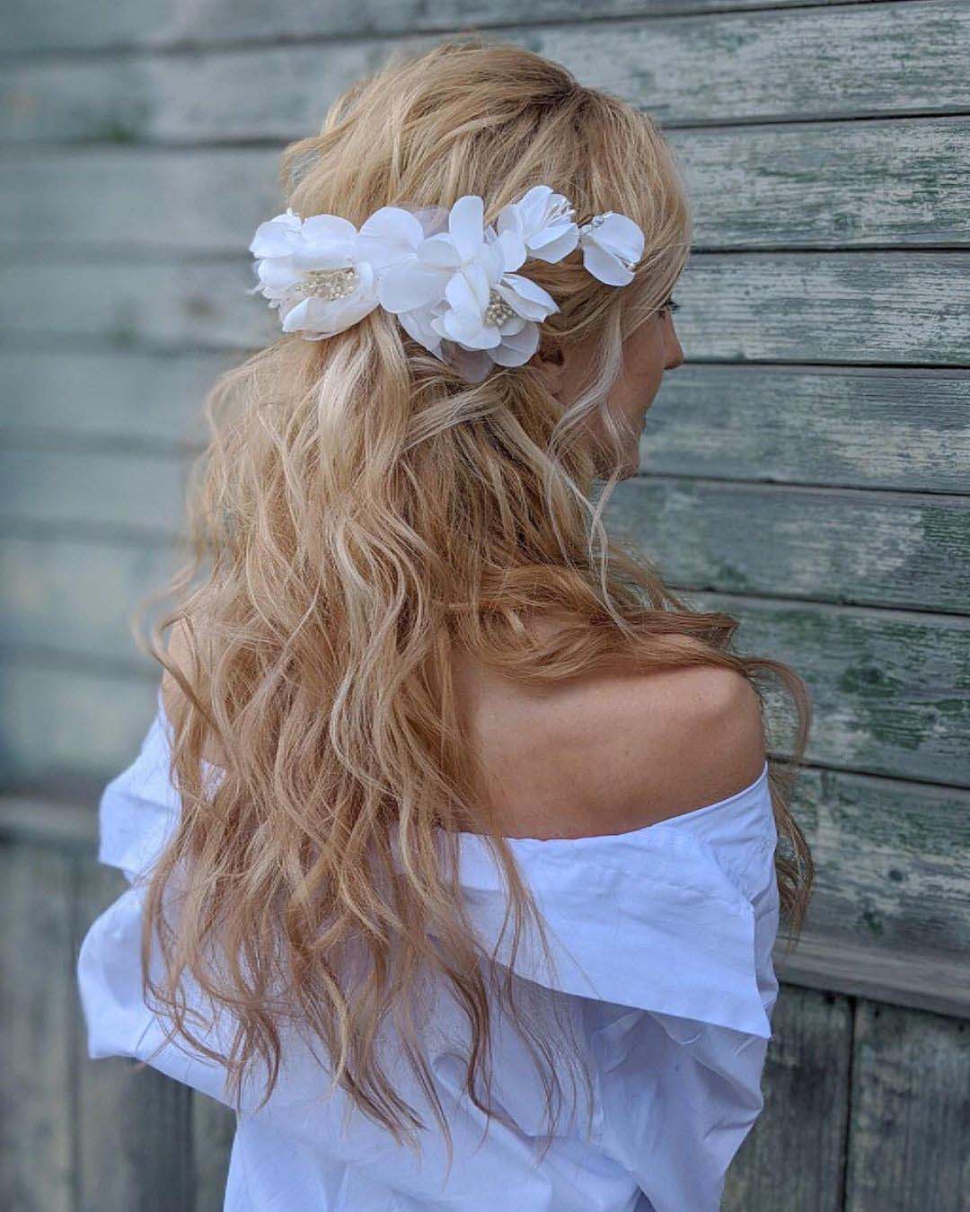 bridal hair pins loose curls with volume white flower wine julia_alesionok
