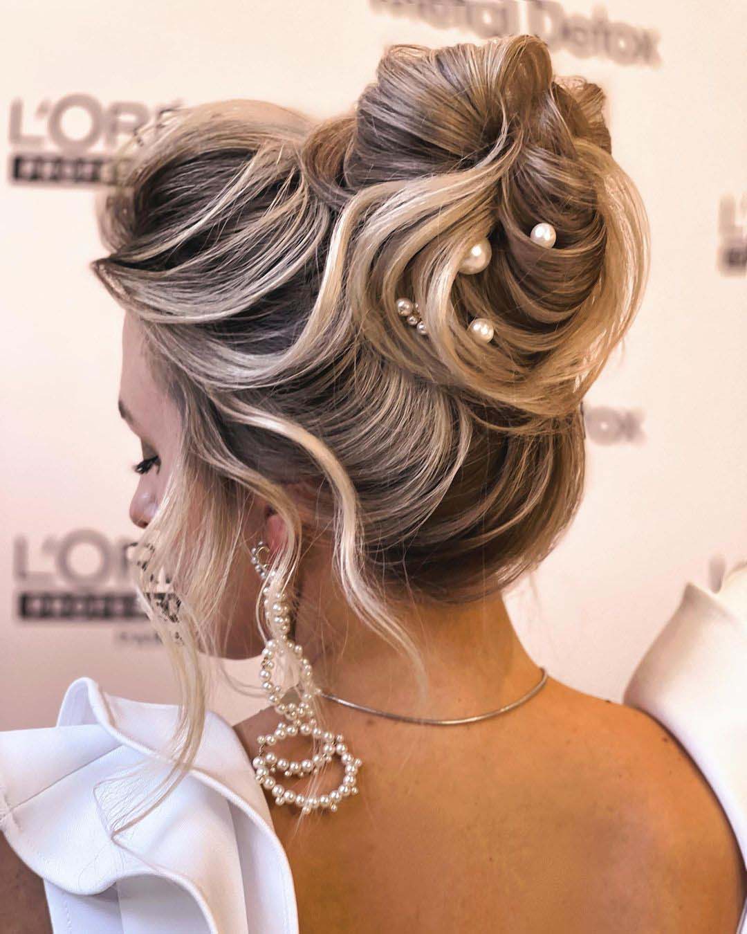 bridesmaid hairstyles curly high bun with pearls barbara.szuksztul.lenarczyk