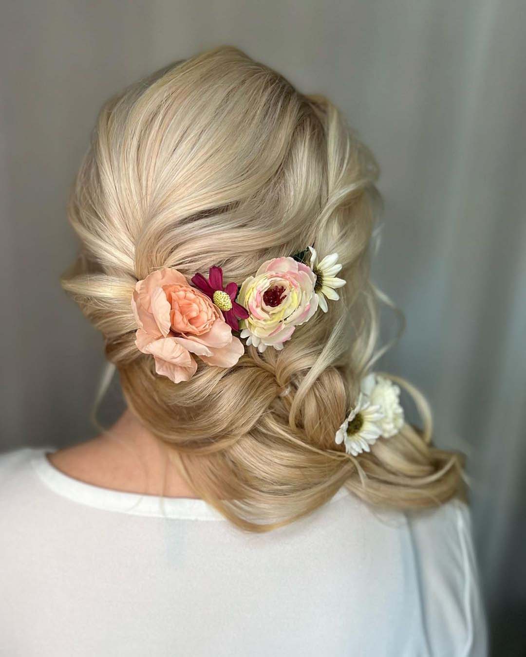 bridesmaid hairstyles side swept with flowers cathrineheierenhansen