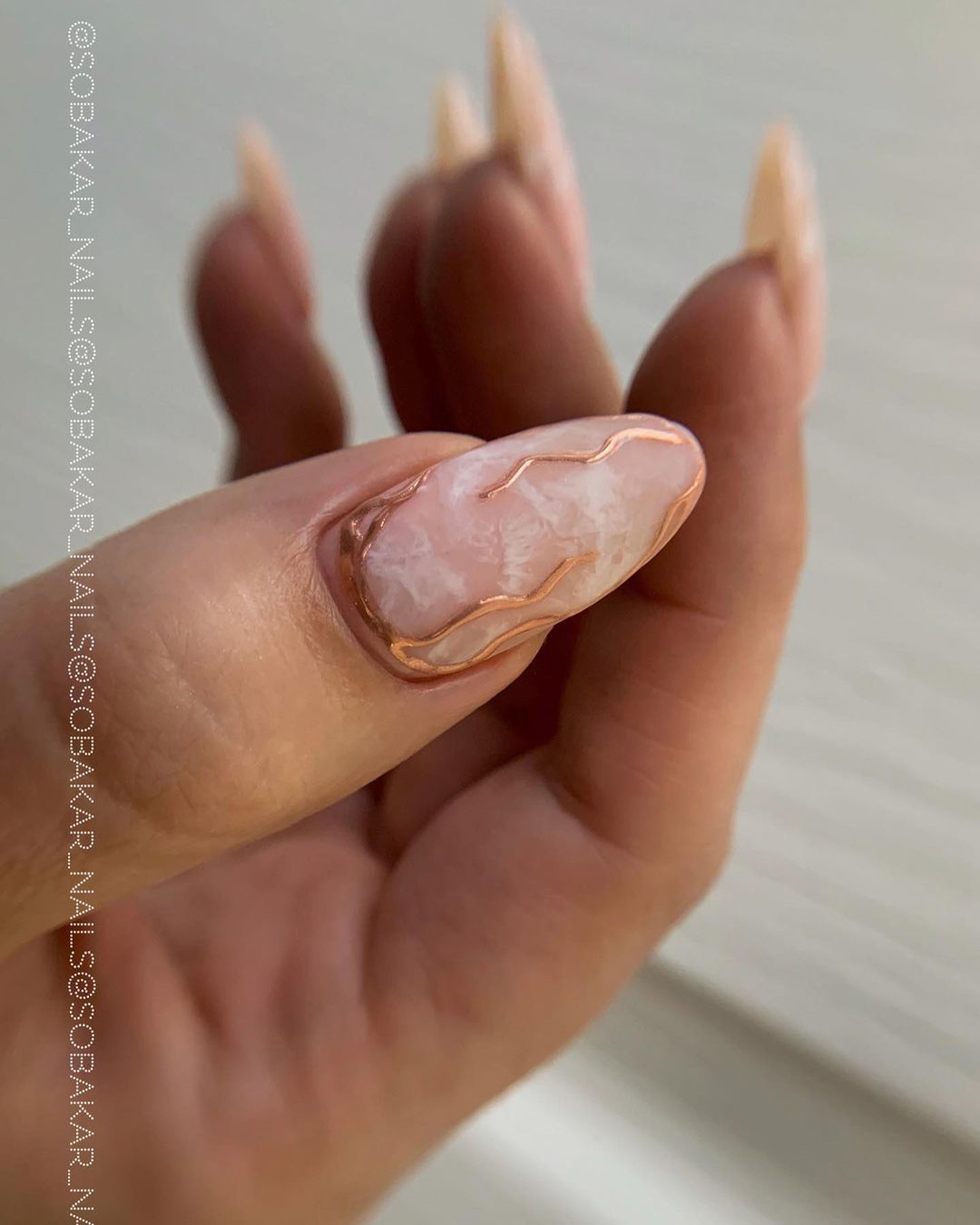 fall wedding nails nude marble with gold sobakar_nails
