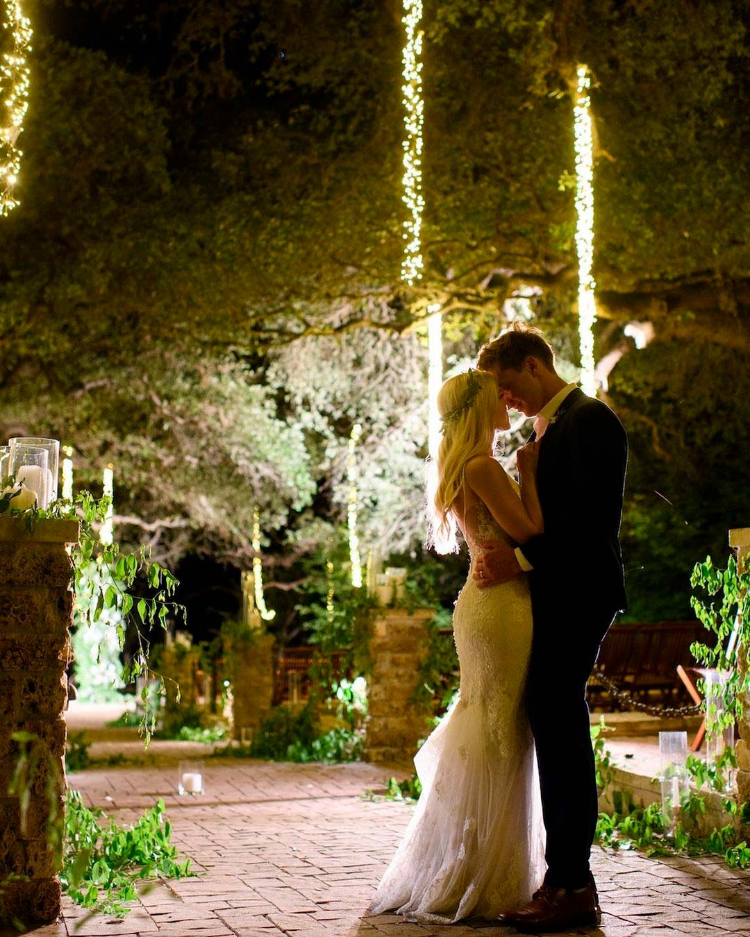 best-wedding-venues-in-texas-bridem groom greenery camplucyoncreek