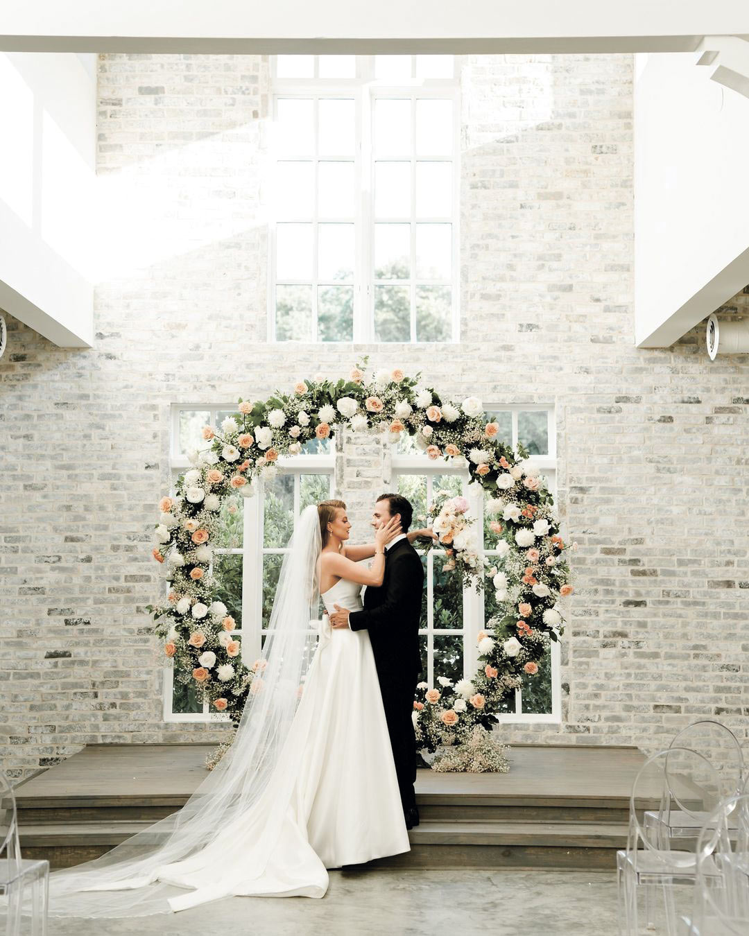 wedding venues in houston couple arch
