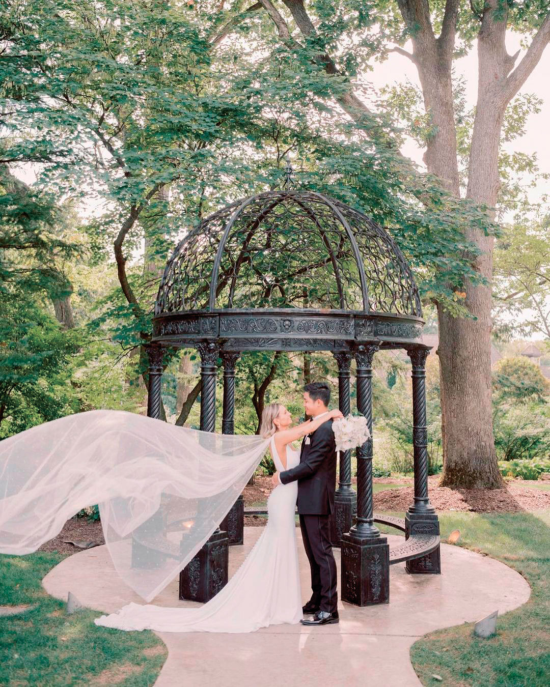 best illinois wedding venues couple bride groom huge