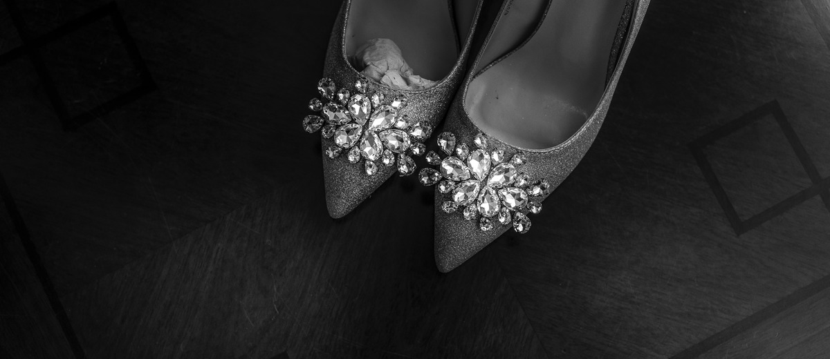 Black And Gold Wedding Shoes: Ideas For The Modern Bride