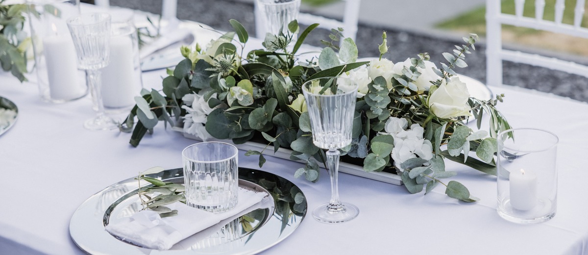 17 Fabulous Mirror Wedding Ideas + FAQs