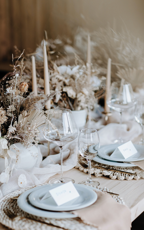 https://www.weddingforward.com/wp-content/uploads/2023/03/wedding-table-setting-main-unsplash.jpg