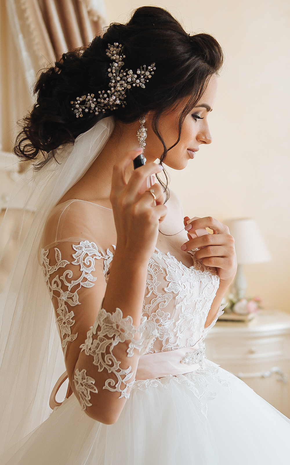 Lace Wedding Dresses: 36 Looks + Expert Tips