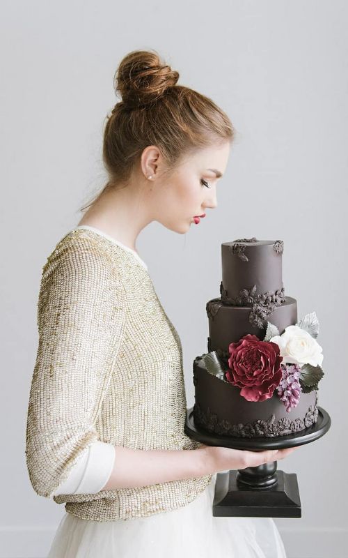 The Art of Indulgence: Artful Cake and Invitation Pairings